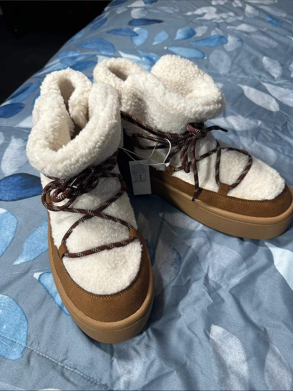 NWTS Women’s Old Navy Cream Sherpa Ankle Boots with Brown Trim Sz 11